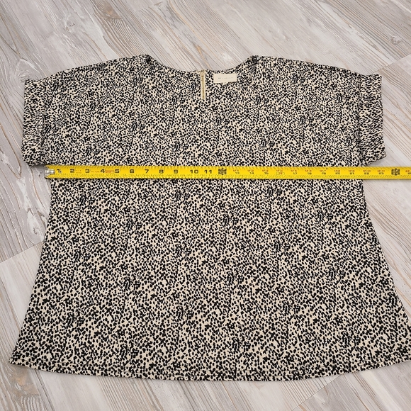 Melloday Animal Print Short Sleeved Blouse Size Medium 1/4 Zip Back - Picture 6 of 7